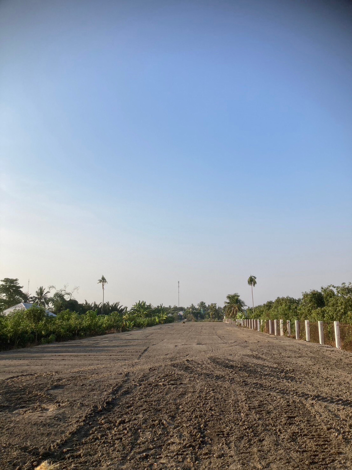 Land for sale, already filled, 1 rai, 2 ngan, 60 square wah, next to the Tha Chin River, with title deed, Krathum Baen, Samut Sakhon, near Central Salaya. Central Mahachai – รูปที่ 4