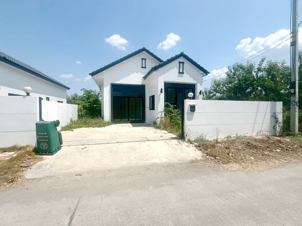 1-story semi-detached house, Soi Khlong Si, Khlong Luang Road, Khlong Si Subdistrict, Khlong Luang District, Pathum Thani Province. 1-story semi-detached house, Soi Khlong Si, Khlong Luang Road, Khlong Si Subdistrict, Khlong Luang District, Pathum Thani Province.