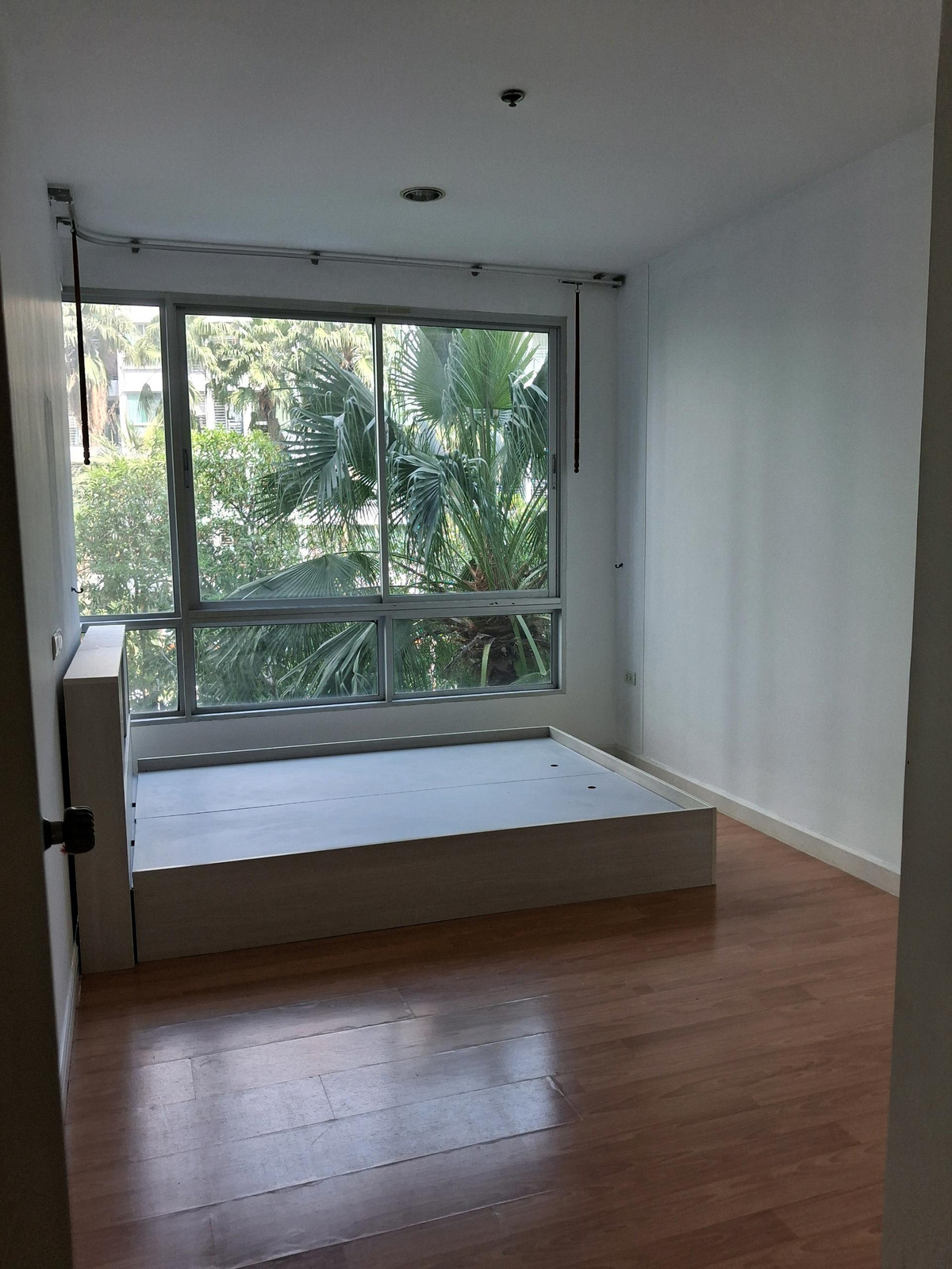Beautiful room, garden and swimming pool view. Shady atmosphere Eastern balcony Beautiful room, garden and swimming pool view. Shady atmosphere Eastern balcony