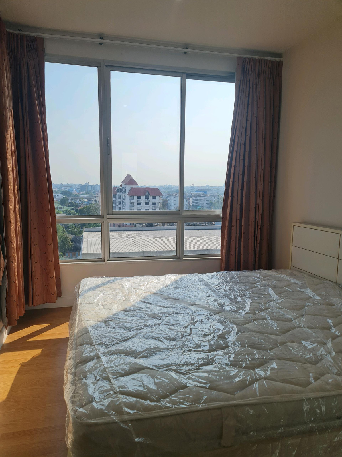 Big, beautiful room, high view, shady atmosphere , near the elevator, spacious kitchen. Big, beautiful room, high view, shady atmosphere , near the elevator, spacious kitchen.