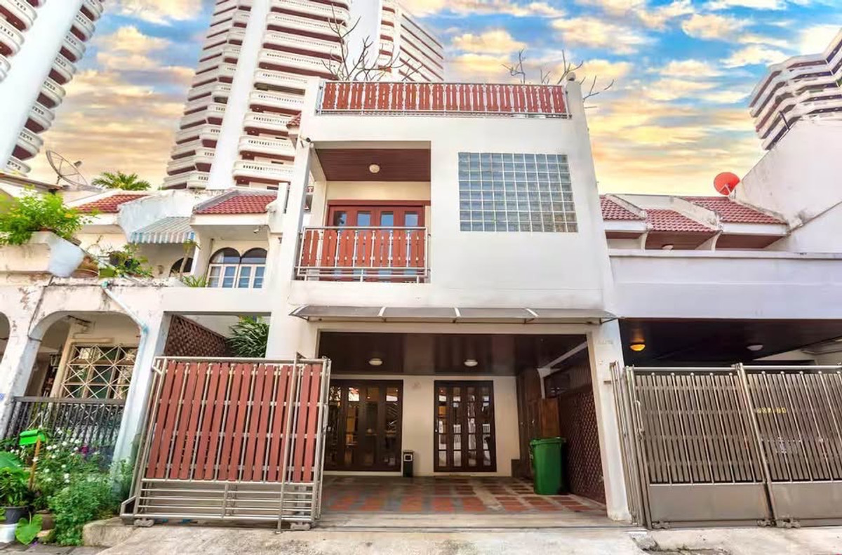 ขาย🔥 ทาวน์เฮ้าส์ สุขุมวิท 39 (พร้อมพงษ์ พร้อมอยู่ ใกล้ EmQuartier เพียง 1กม ราคา 32.9 ล้าน ขาย🔥 ทาวน์เฮ้าส์ สุขุมวิท 39 (พร้อมพงษ์ พร้อมอยู่ ใกล้ EmQuartier เพียง 1กม ราคา 32.9 ล้าน