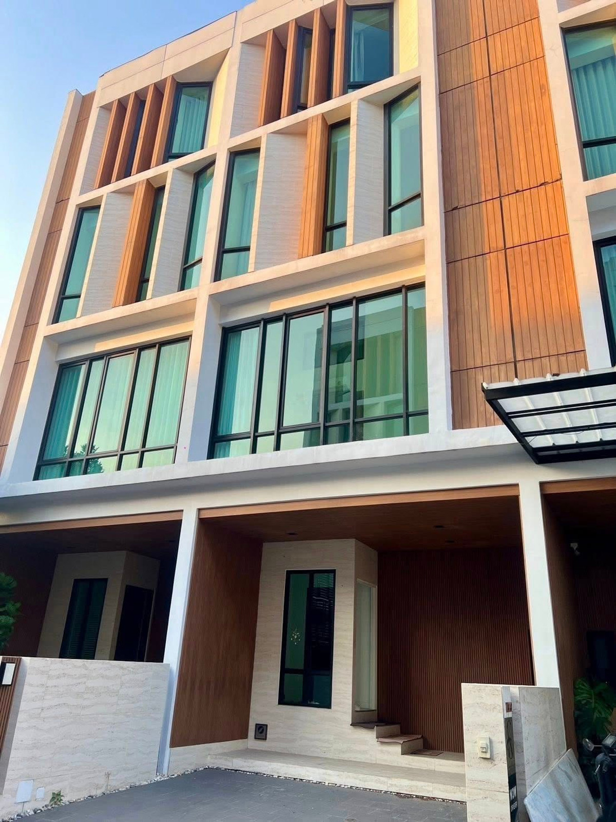 For sale/rent 4-story home office, The Author - Ratchada 32 project, 3 bedrooms, 4 bathrooms, monthly rental price 60,000 baht/month (company registration possible)