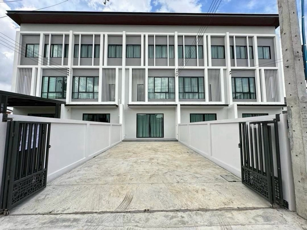 3-storey townhouse for rent in Chokchai 4 area, 236 sq.m usable space, suitable for residential and business use with spacious layout and convenient access