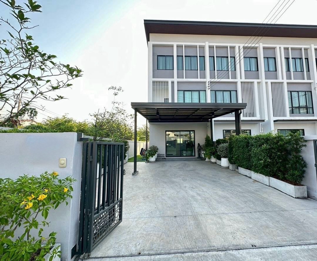 3-storey townhouse for rent in Chokchai 4 area, 300 sq.m usable space, suitable for residential and business use with spacious layout and convenient access
