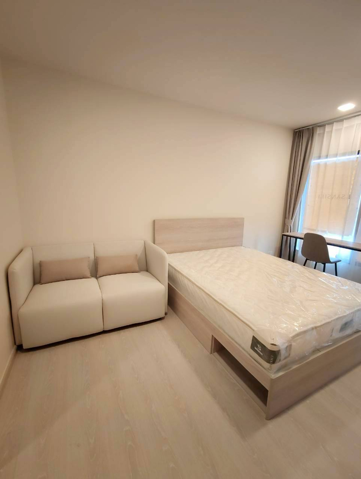 Flow by Sansiri, new room, large and wide, in the middle of the city, river view, 12,000 baht, first renter, call 081-912-8883 Flow by Sansiri, new room, large and wide, in the middle of the city, river view, 12,000 baht, first renter, call 081-912-8883