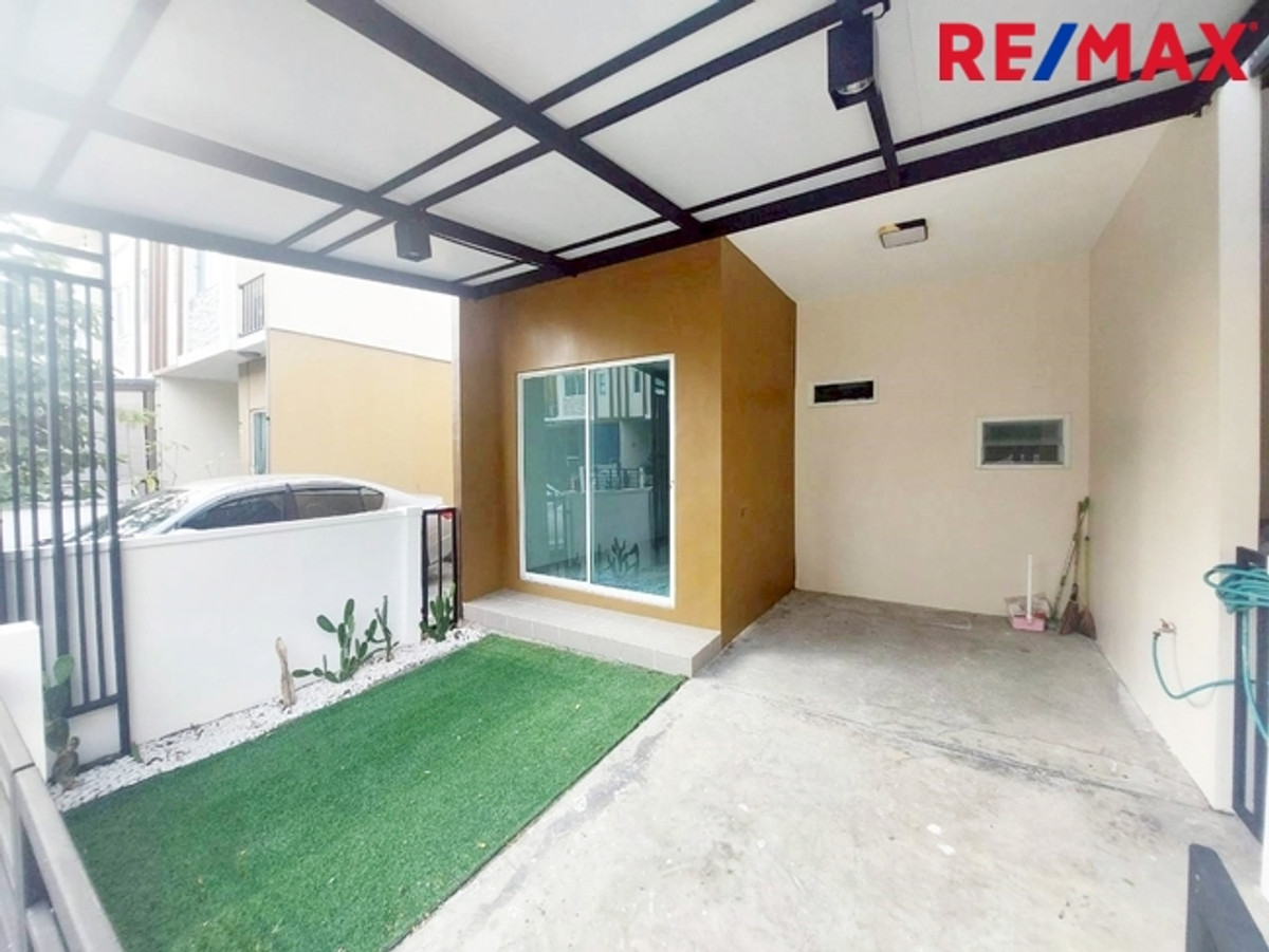 ขายด่วน! ทาวน์โฮมหลังมุม รีโนเวทใหม่ พร้อมอยู่ @ พลีโน เพชรเกษม 81 – รูปที่ 2