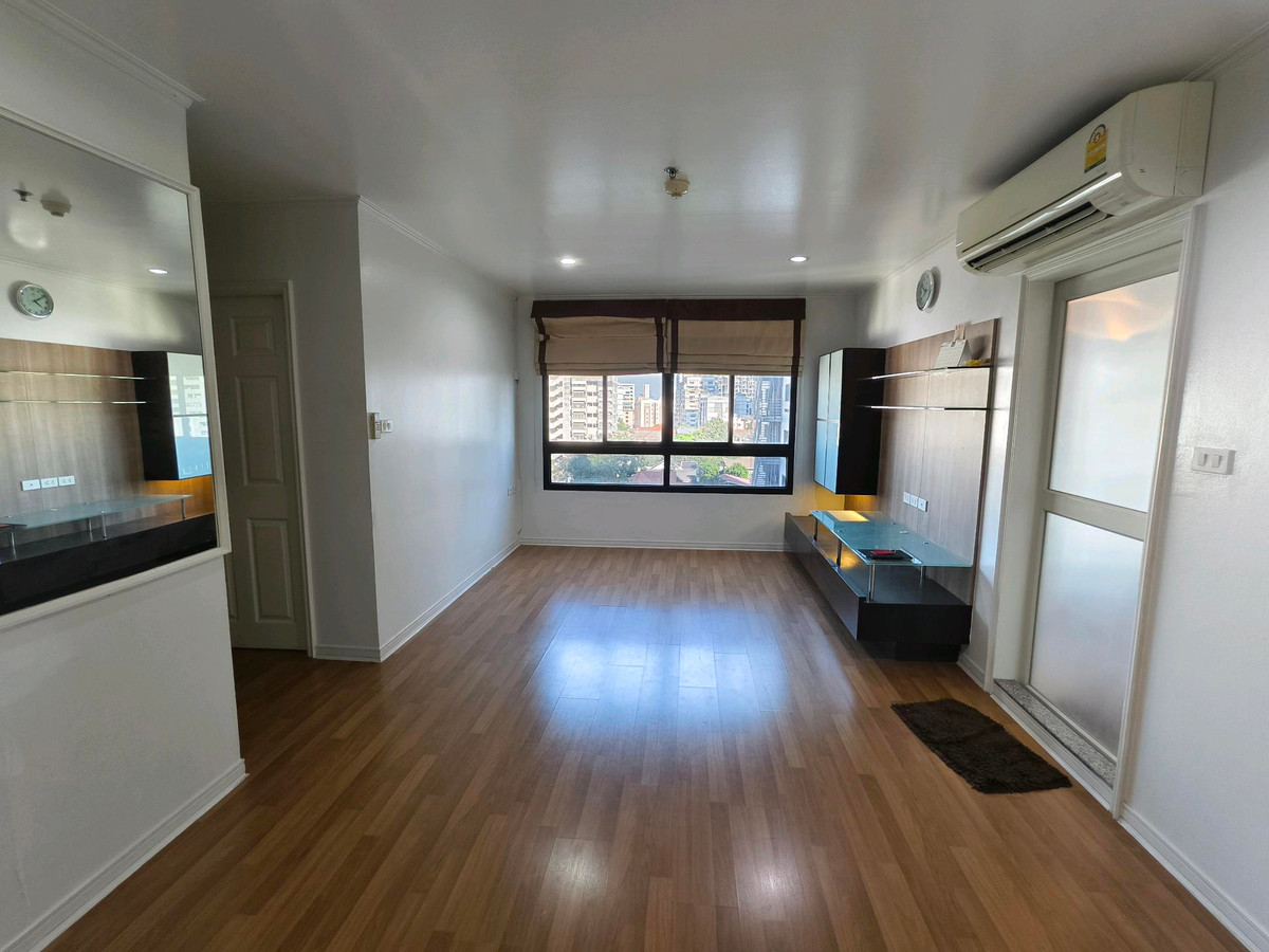 Capital sale, corner condo, 2 bedrooms, 65 sq m, Lumpini Place Phahon - Saphan Khwai, 7th floor, east side!
