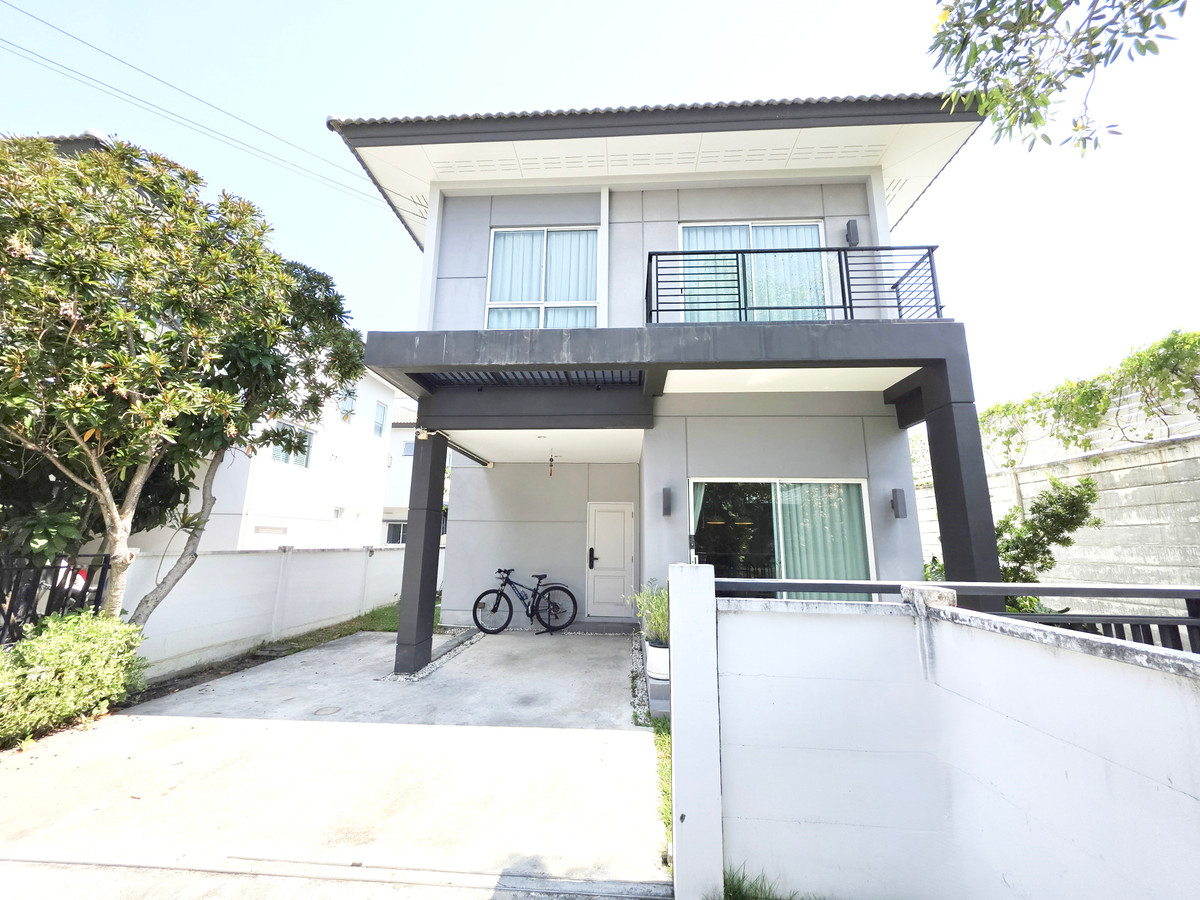 Urgent, very cheap!! Single house, Centro Watcharapol Village, corner house, has more space + privacy, complete functions, area 55.7 sq m., peaceful, shady, very livable, close to the market and community areas.
