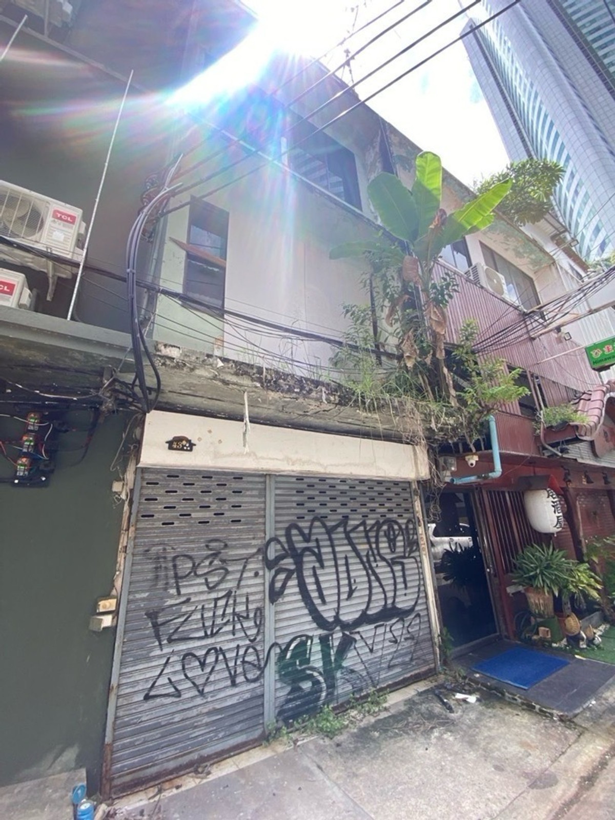 🏢 3-story commercial building for rent 🔥Promotion for the first 6 months 35,000 baht/month 📍Asoke Soi Sukhumvit 18 near BTS Asoke 🏢 3-story commercial building for rent 🔥Promotion for the first 6 months 35,000 baht/month 📍Asoke Soi Sukhumvit 18 near BTS Asoke