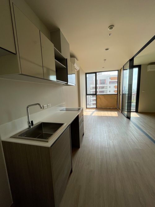 [HOT UNIT] The Issara Sathorn 1BR, open room with glass walls. City view of Narathiwat - Rama 3, 100% parking, beautiful room, perfect layout for city people! Floor 12A, area 32.96 sq m, has a spacious and bright room feel with clear glass walls (Glass Pa