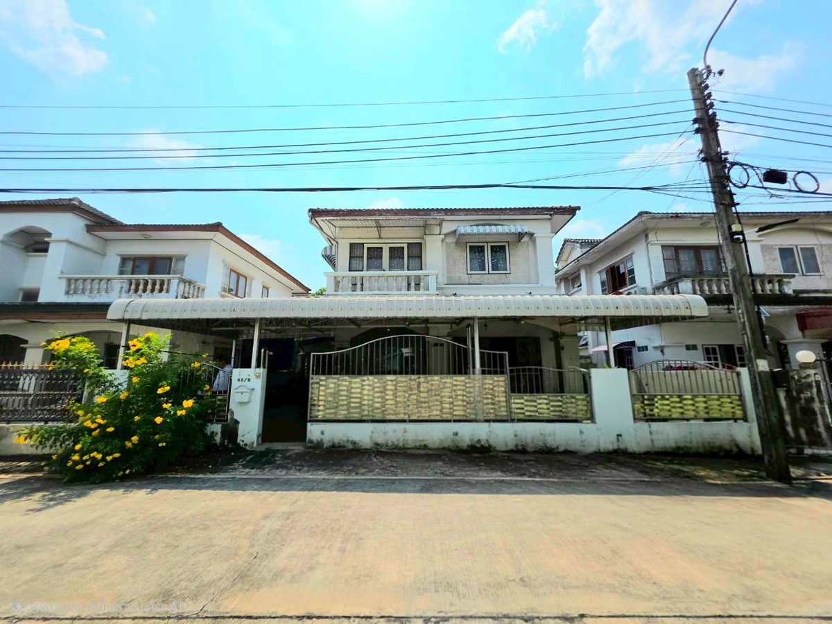 Single house for sale at a good price! Buntharik Village Watcharapol-Sukhapiban 5, wide area 240 sq m., east side, comfortable to live in, only 4 million baht.