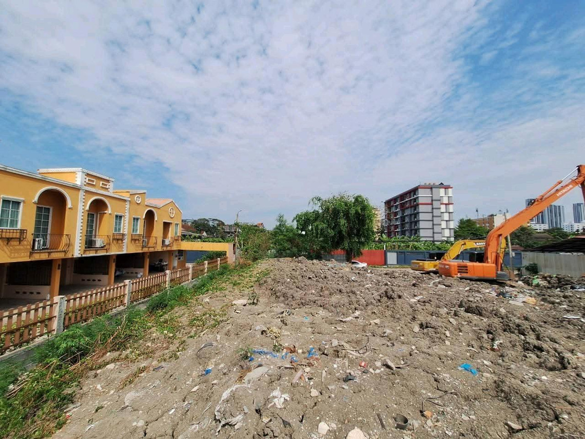 Urgent sale, land at Lat Phrao 130, area 326 square meters, in the heart of Bang Kapi, Lat Phrao, 8 meter wide road, complete utilities. Urgent sale, land at Lat Phrao 130, area 326 square meters, in the heart of Bang Kapi, Lat Phrao, 8 meter wide road, complete utilities.