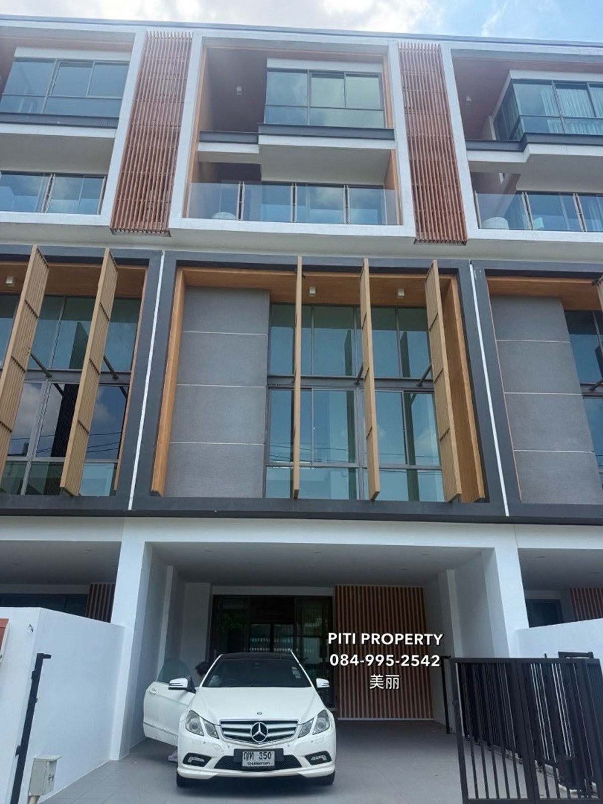 🚩Luxury home office for sale in Phatthanakan area. ✅Cheaper than project 4.5 floors, 345 sq m, 30.5 sq m. 🔹3 bedrooms, 5 bathrooms🔹 Parking for 4 cars in the house🔹Selling price 15,000,000 baht🗝️Code 30304 🚩Luxury home office for sale in Phatthanakan area. ✅Cheaper than project 4.5 floors, 345 sq m, 30.5 sq m. 🔹3 bedrooms, 5 bathrooms🔹 Parking for 4 cars in the house🔹Selling price 15,000,000 baht🗝️Code 30304