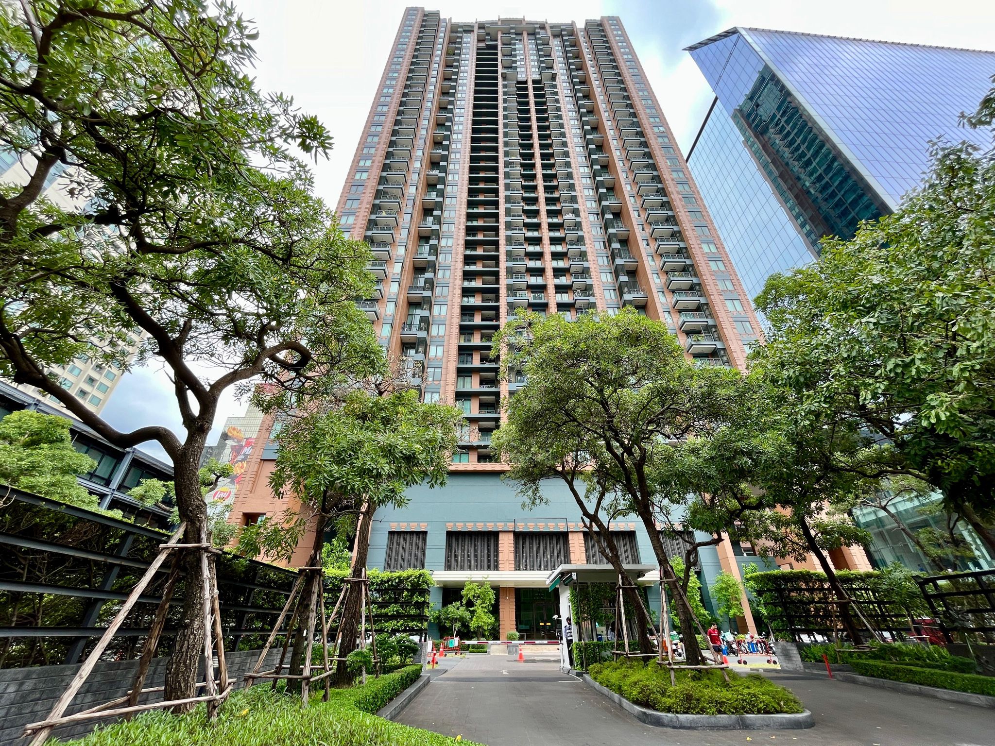 รวมค่าโอน ทำเลทอง Villa Asoke 2 ห้องนอน พร้อมอยู่ ใกล้ BTS/MRT เพชรบุรี คอนโดหรู 102 ตร.ม. ราคา 14.5 ลบ. พร้อมสิ่งอำนวยความสะดวกครบ! 0642748883