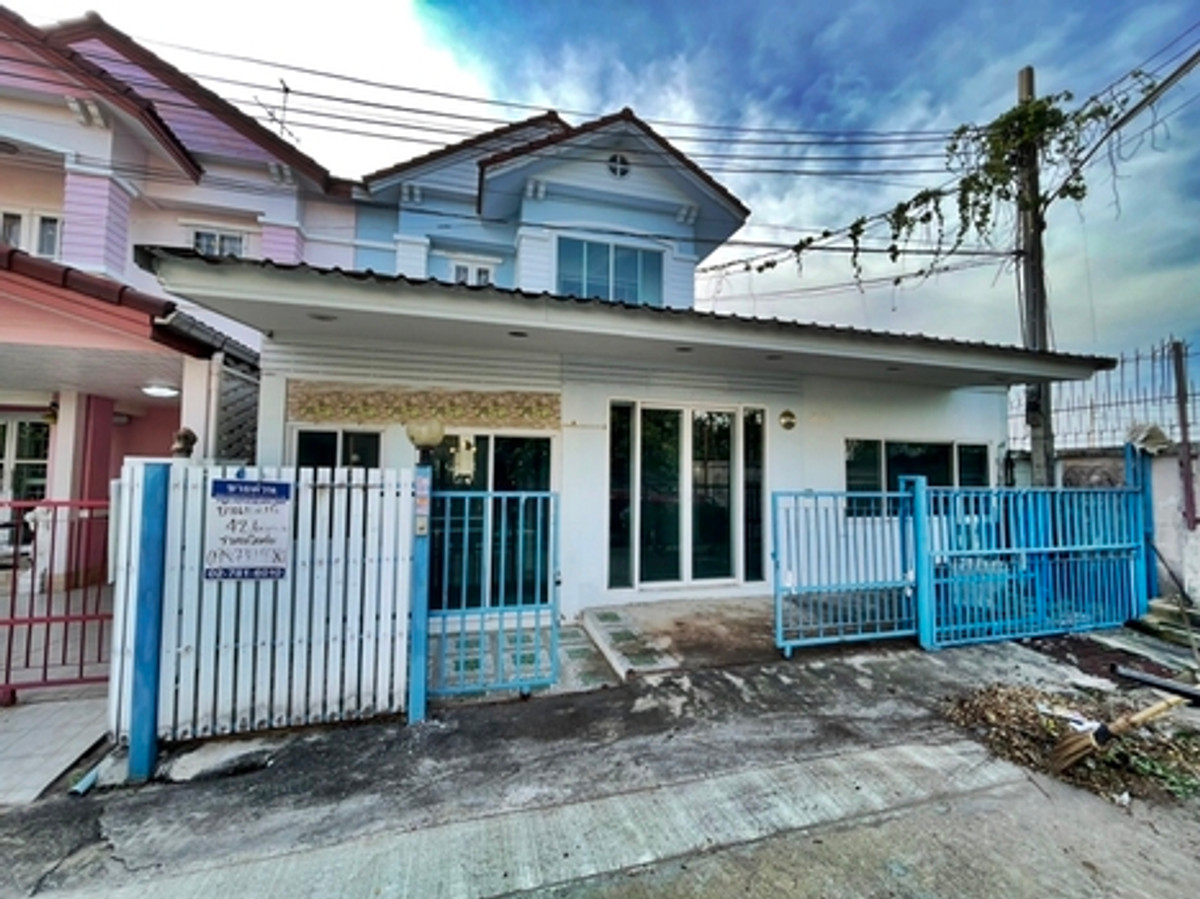 2-story townhouse for sale (front end), Sinpetch Village (Baan Sinpetch), near Rattanathibet Road. Location of the Purple Line from MRT Khlong Bang Phai, only 600 meters, Chanthong Iam Road, Phimonrat Subdistrict, Bang Bua Thong District, Nonthaburi Provi