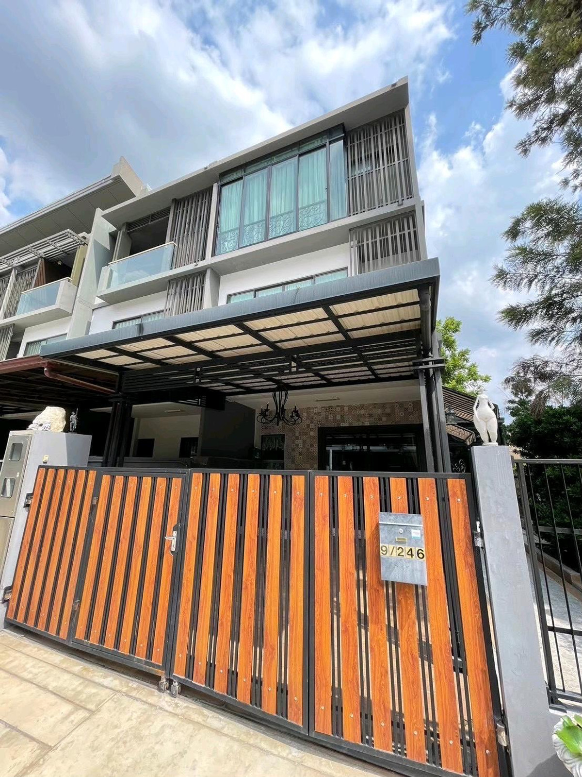 3-story townhome for sale, trading below appraisal.Landmark Ekamai-Ramindra Project 3-story townhome for sale, trading below appraisal.Landmark Ekamai-Ramindra Project