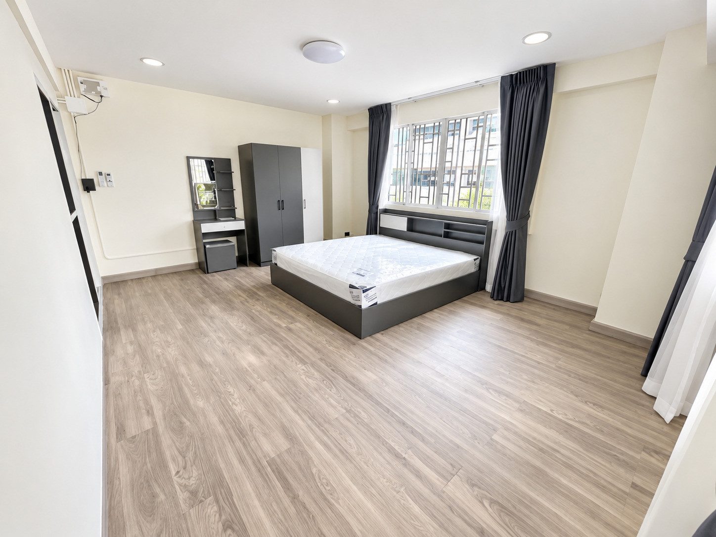 Newly decorated condo, ready to move in, good location, near Zeer Rangsit, great price!
