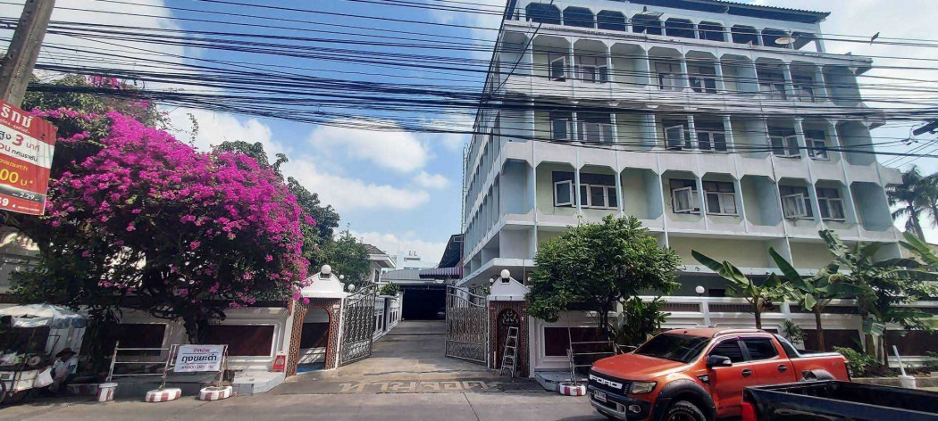Warehouse for sale, zoned Y.6, with a 700 sq m detached house on 2 rai 90 sq wah of land, near Pracha Uthit Road. Warehouse for sale, zoned Y.6, with a 700 sq m detached house on 2 rai 90 sq wah of land, near Pracha Uthit Road.