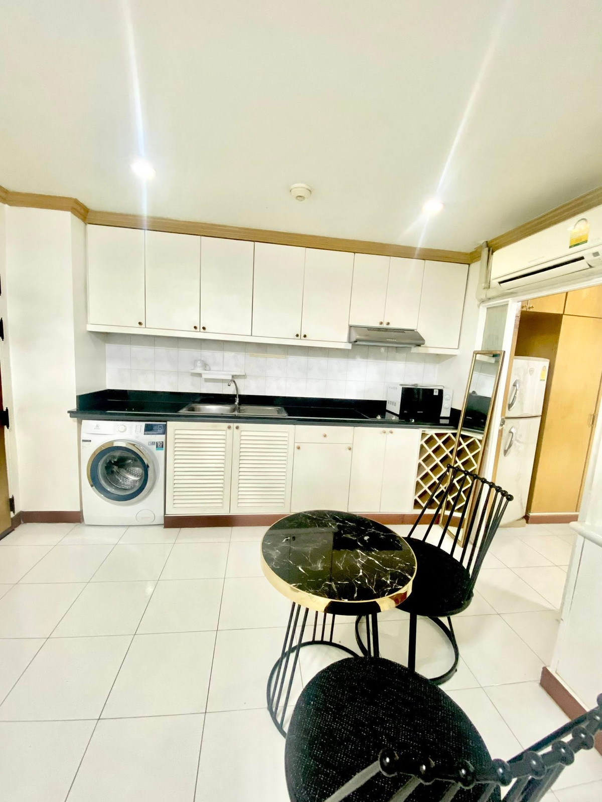 Urgent for rent, large room 50 sq m, near Thonglor, budget only 16K, call 089-6620022