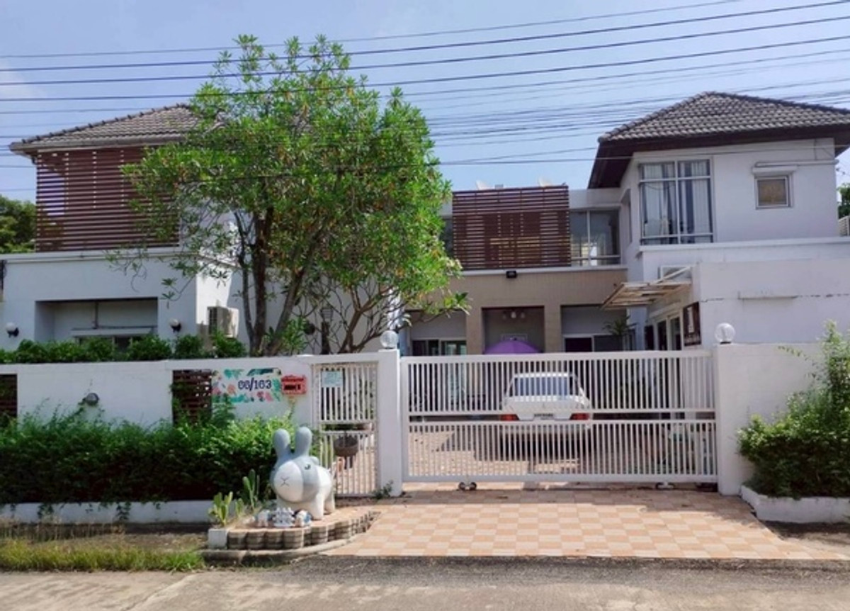 Large detached house for sale With swimming pool, Sarin Park Village, Thanyaburi Khlong 5