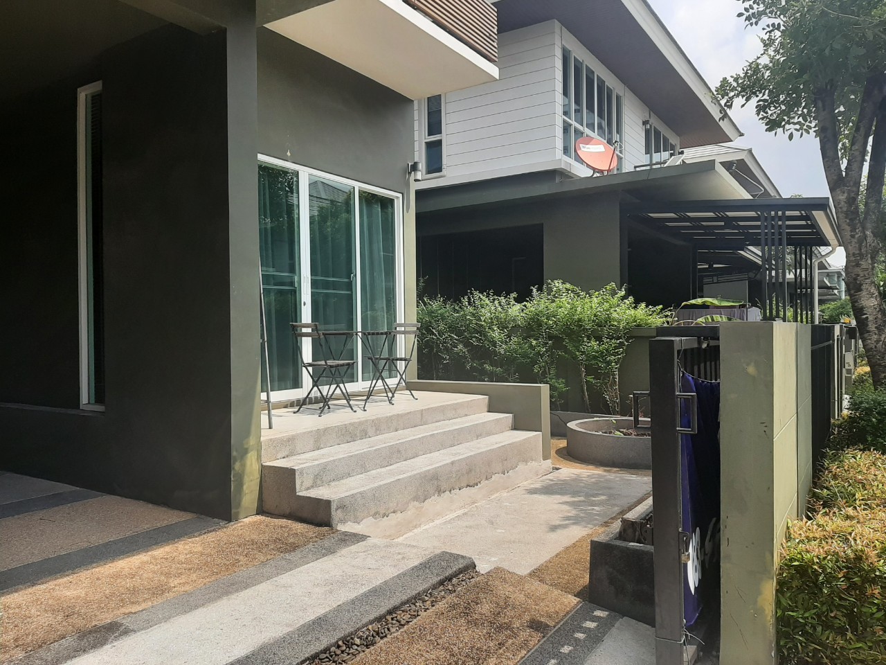 Nara Botanic Srinakarin project for sale 11 million with air conditioning and furniture throughout the house (accepting agent)
