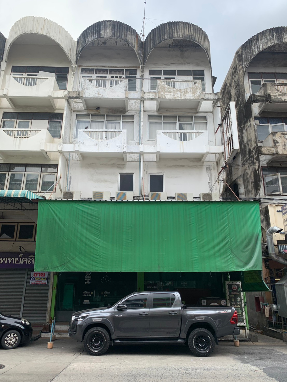 Commercial building for sale, 4 and a half floors, corner plot, 2 rooms, 24 sq m., usable area 240 sq m. Commercial building for sale, 4 and a half floors, corner plot, 2 rooms, 24 sq m., usable area 240 sq m.
