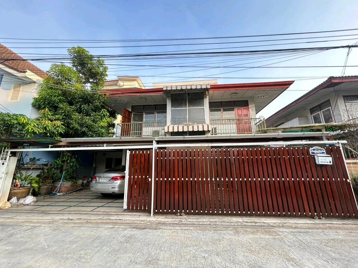 บ้านเดี่ยวขนาด 66 ตร.ว.• 4 ห้องนอน• 2 ห้องน้ำ• ครัวแยกเป็นสัดส่วน• จอดรถได้สูงสุด 4 คันใกล้ MRT สุทธิสาร เพียง 1 กม.🚗 เข้า-ออกสะดวก มีวินหน้าปากซอย🌃 รายล้อมด้วยร้านอาหาร คาเฟ่ และของกินตลอดทั้งคืน
