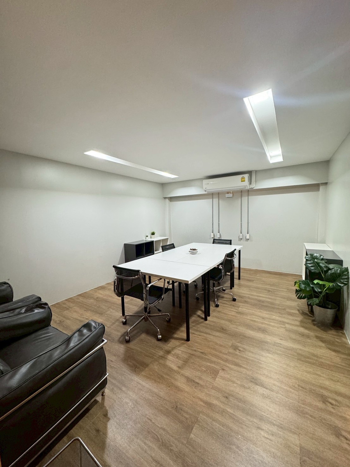 Office for rent, Serviced Office Silom, BTS Chong Nonsi, includes water, electricity, Wifi, cleaning, company registration possible.