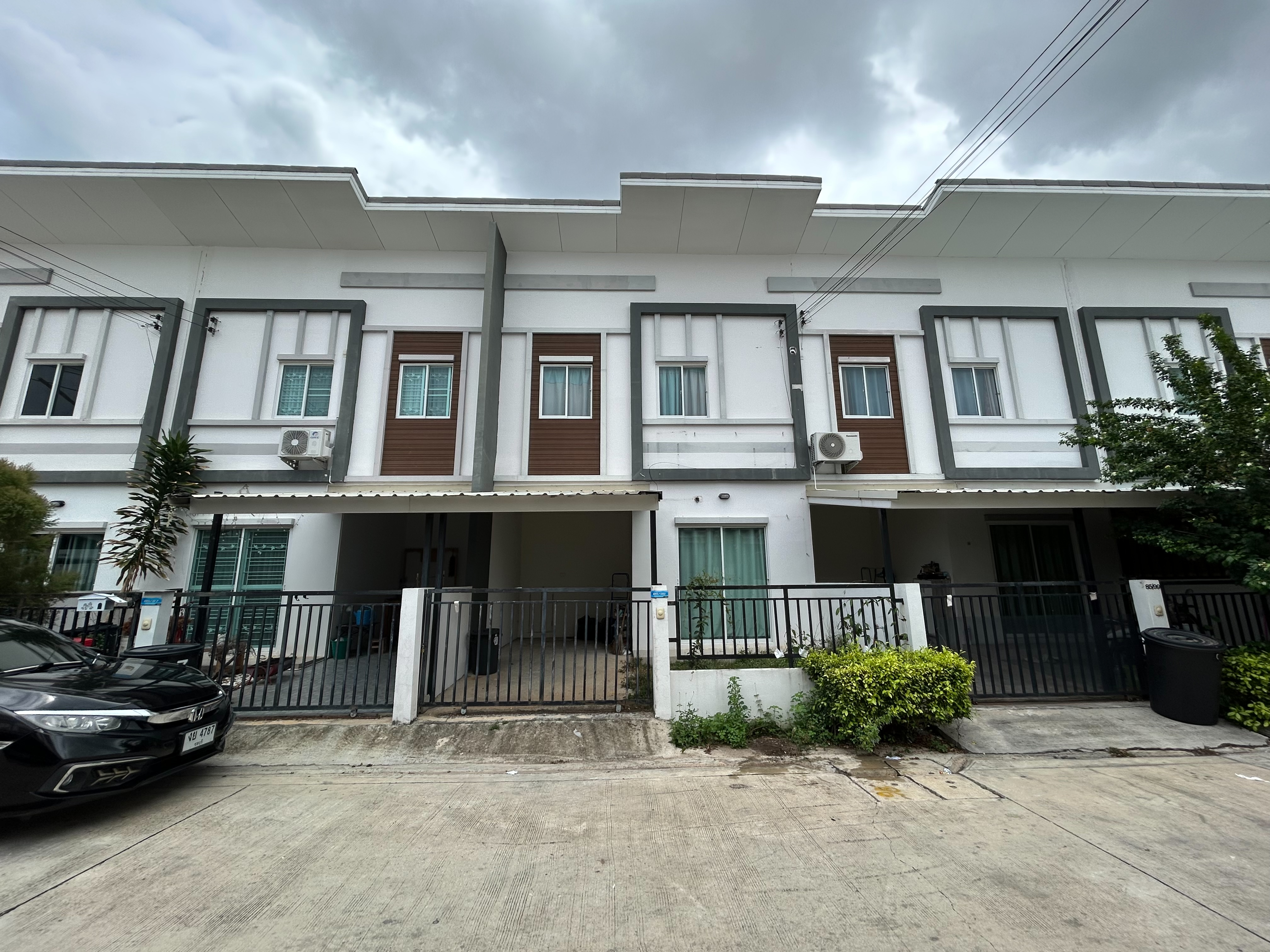 Perfect for investors seeking a property in a high-potential location! For sale: the cheapest 2-storey townhouse in the project at Lalin Property Pattaya on Phatthanakan Road, Nong Prue, Bang Lamung, Chon Buri.