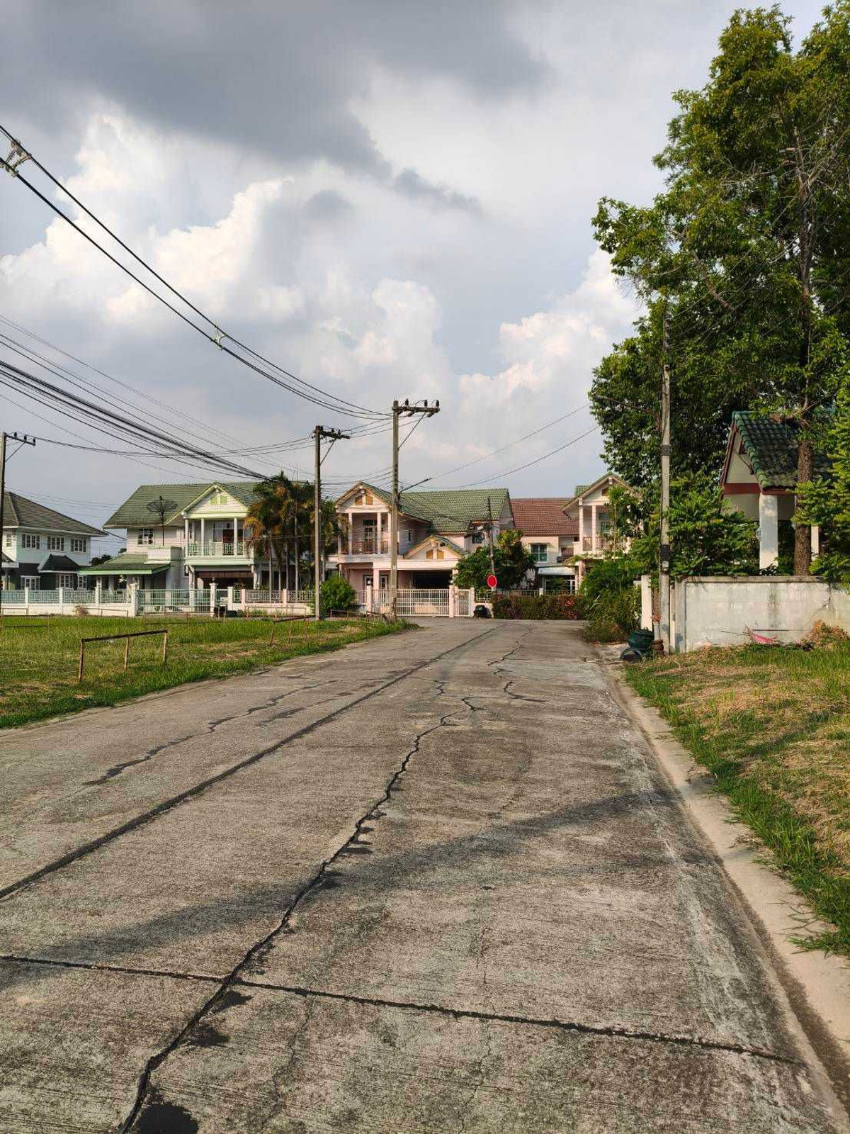 Land in the Wana Lake Home project, 202 sq m, good location, quality society, suitable for creating a good life for the family. Land in the Wana Lake Home project, 202 sq m, good location, quality society, suitable for creating a good life for the family.