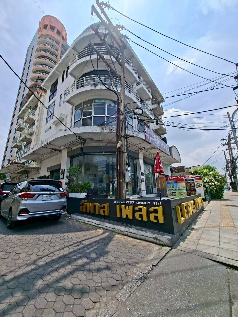 Commercial building for rent, 2 units, 4.5 floors, next to the main road, corner room, prime location next to On Nut 41 Road, opposite On Nut 54 (N.2138) Commercial building for rent, 2 units, 4.5 floors, next to the main road, corner room, prime location next to On Nut 41 Road, opposite On Nut 54 (N.2138)