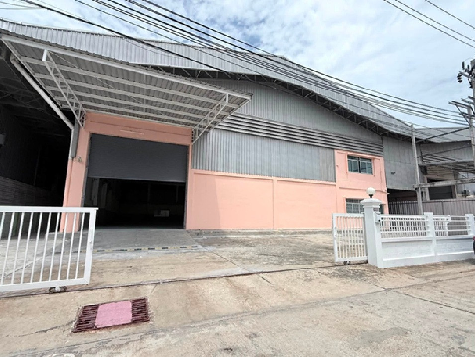 For Rent: Warehouse, factory with office, 2 floors / Free Zone. Can request Ror.4 license. There are 2 units available / usable area 3997 square meters / location Bangna-Trad km. 46 / 40 foot trailer can enter and exit. For Rent: Warehouse, factory with office, 2 floors / Free Zone. Can request Ror.4 license. There are 2 units available / usable area 3997 square meters / location Bangna-Trad km. 46 / 40 foot trailer can enter and exit.