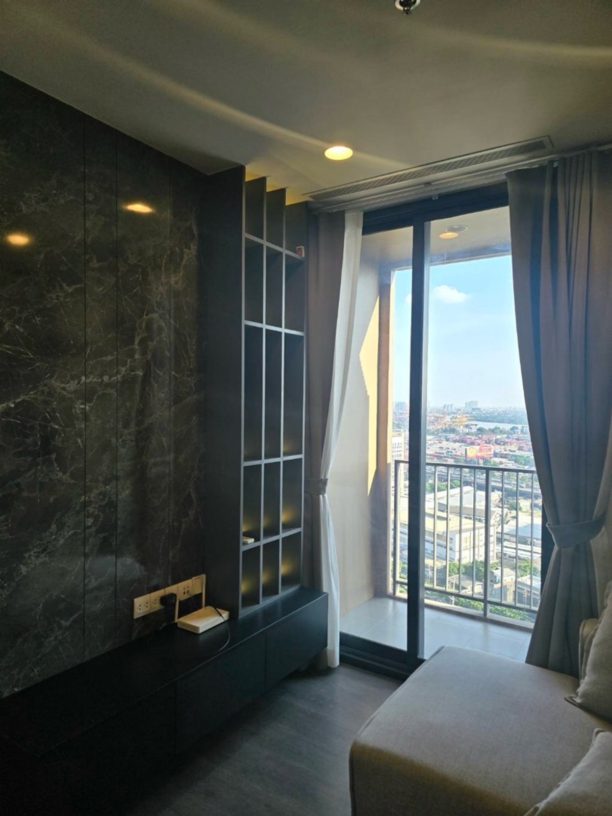!!Selling at a loss of millions!!Oka Haus Condo, fully decorated, beautiful, ready to move in.S direction, river view, 27th floorRoom 50 sq m, price 6.89 millionSold with built-in furniture and electrical appliances.Central3 swimming poolsOnsen Po