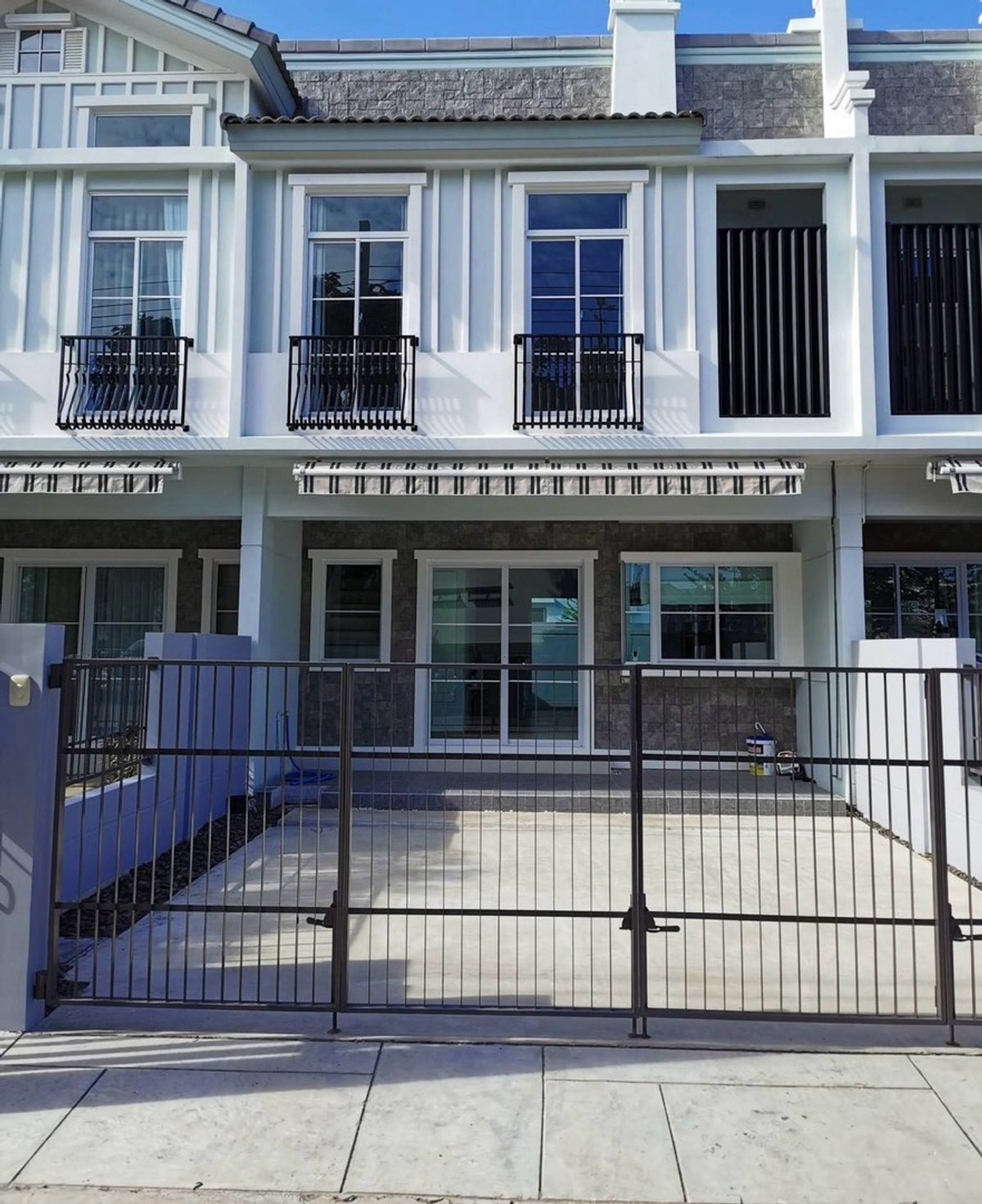 Townhome for rent Indy Srinakarin Praksa next to clubhouse,pool,gym 