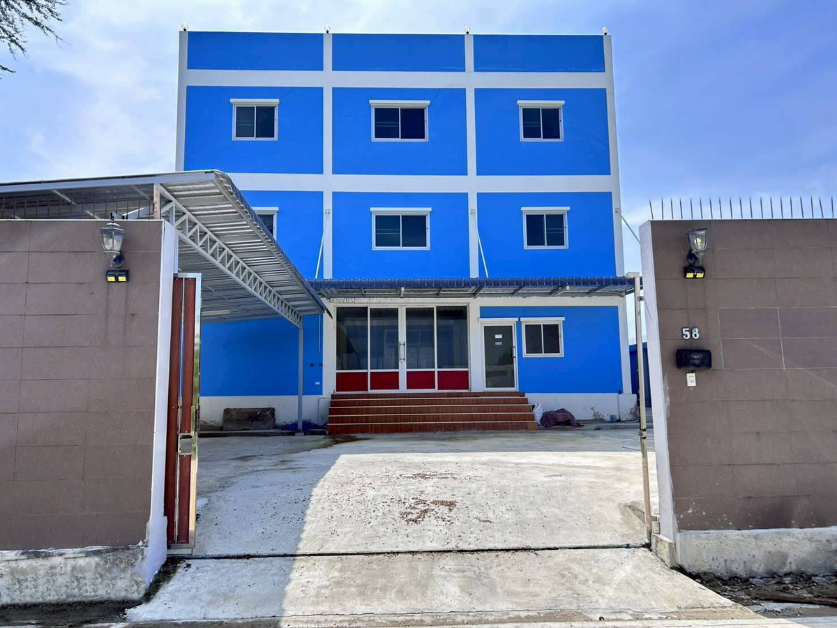 3-story office building for sale on an area of ​​115 square meters in Soi Nimit Mai 8, Minburi District, Bangkok, price 10,800,000 baht.
