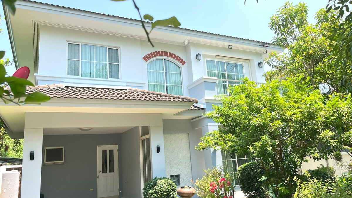 Urgent V, cheap, renovated house, ready to move in, has a lawn and shady trees. Not uncomfortable in front of... Parichat Village 345, Bang Khu Wat, Pathum Thani, good location next to the main road, convenient travel, connecting to Chamber of Commerce Rd