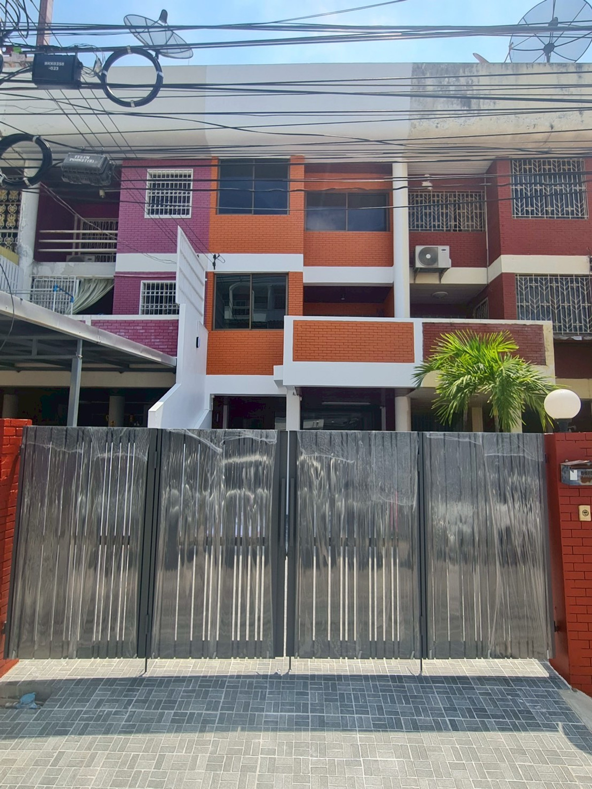 [ sells] Townhouse for sale, 5 floors, ready to move in, Soi Inthamara 35, near MRT / expressway.