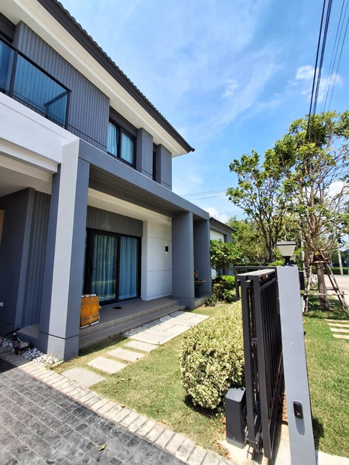 Large detached house for sale, 124 sq m. "Centro Thawi Watthana" Excellent condition, private location, near Axis Road.