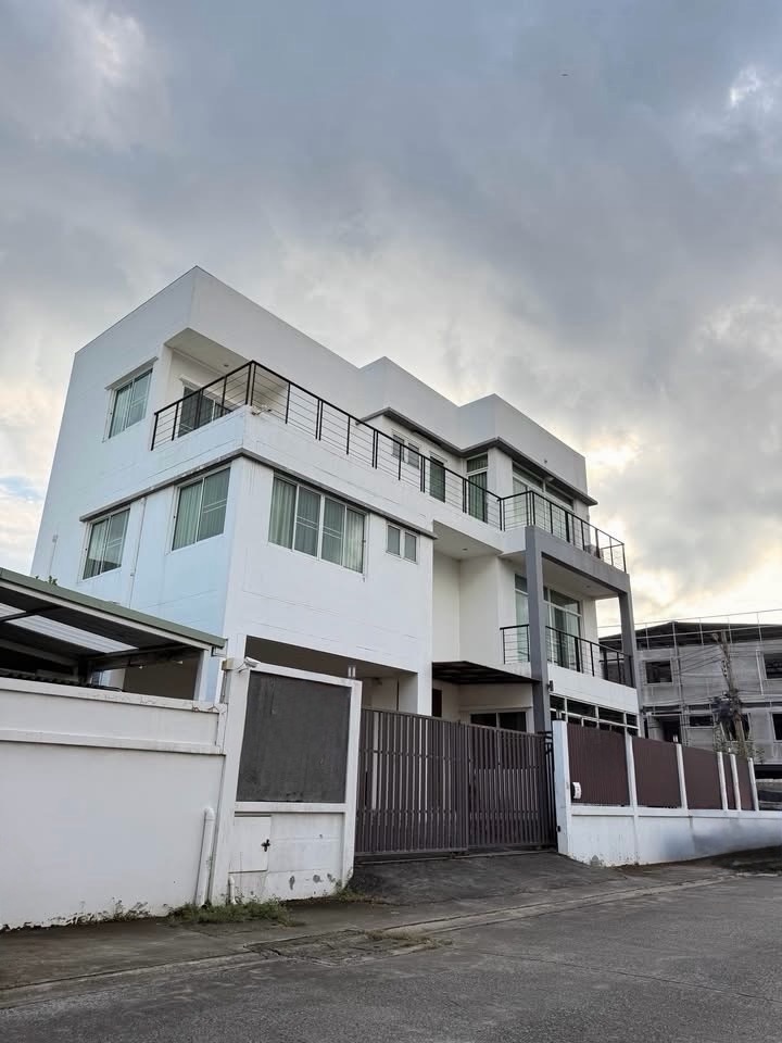 House for sale Rama 9 prime location suitable for residence or home office near Central Rama 9 and Rama 9 Hospital House for sale Rama 9 prime location suitable for residence or home office near Central Rama 9 and Rama 9 Hospital