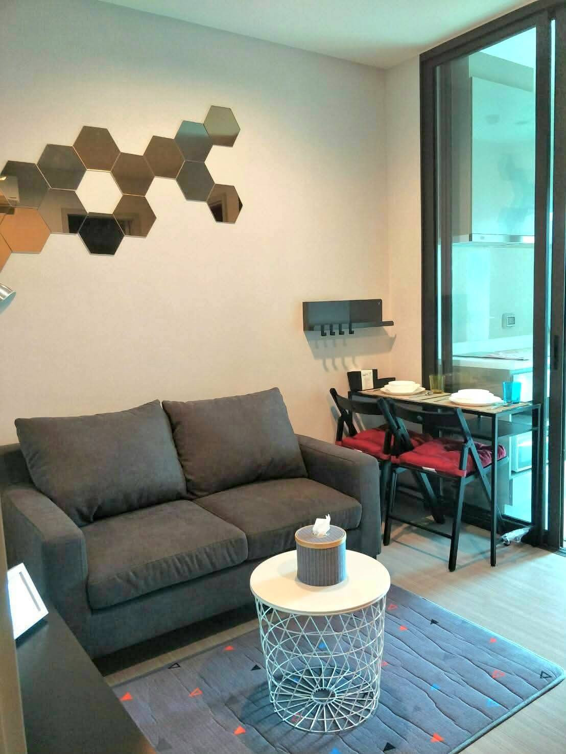 Near the Bang Chak BTS Skytrain, only 300 meters, and close to the expressway entrance and exit point. Near the Bang Chak BTS Skytrain, only 300 meters, and close to the expressway entrance and exit point.