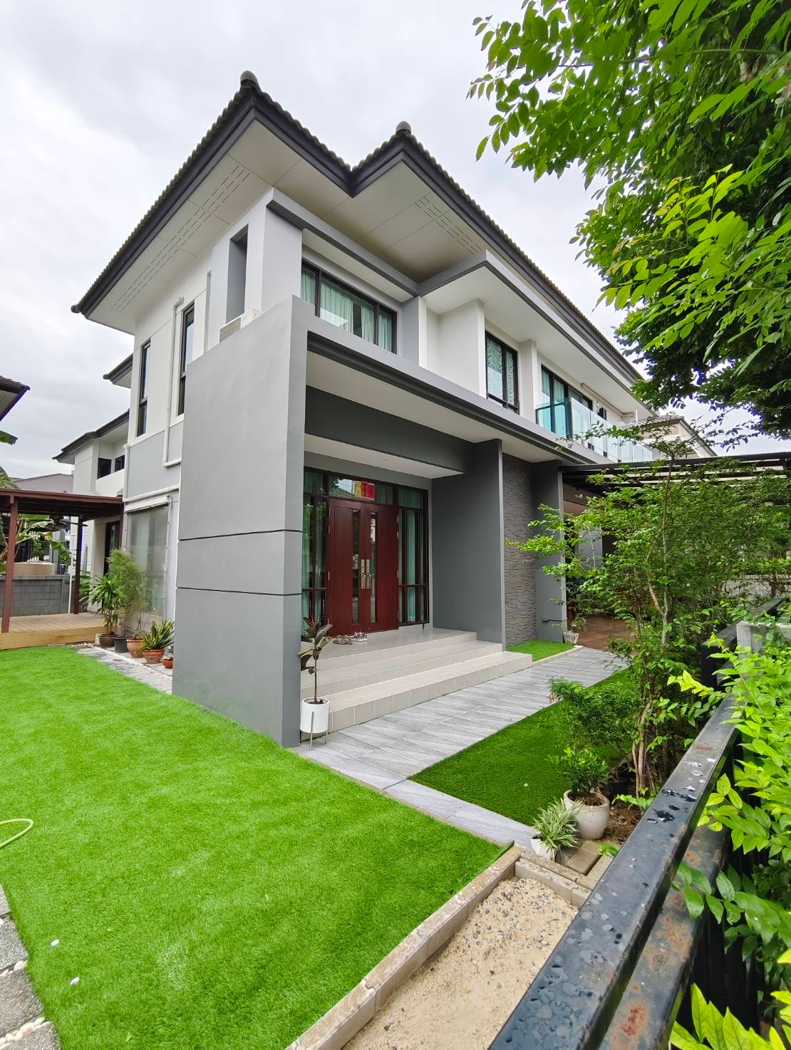 2-story detached house for rent, The City Bangna Km 7 project, air conditioned, fully furnished, ready to move in. There are 4 bedrooms, 4 bathrooms, 1 maid's room. Monthly rental price 110,000 baht/month.