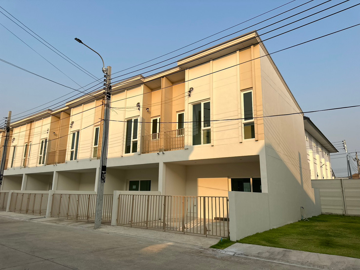 2-story townhome for sale, complete functions, ready to move in 365/3 2-story townhome for sale, complete functions, ready to move in 365/3