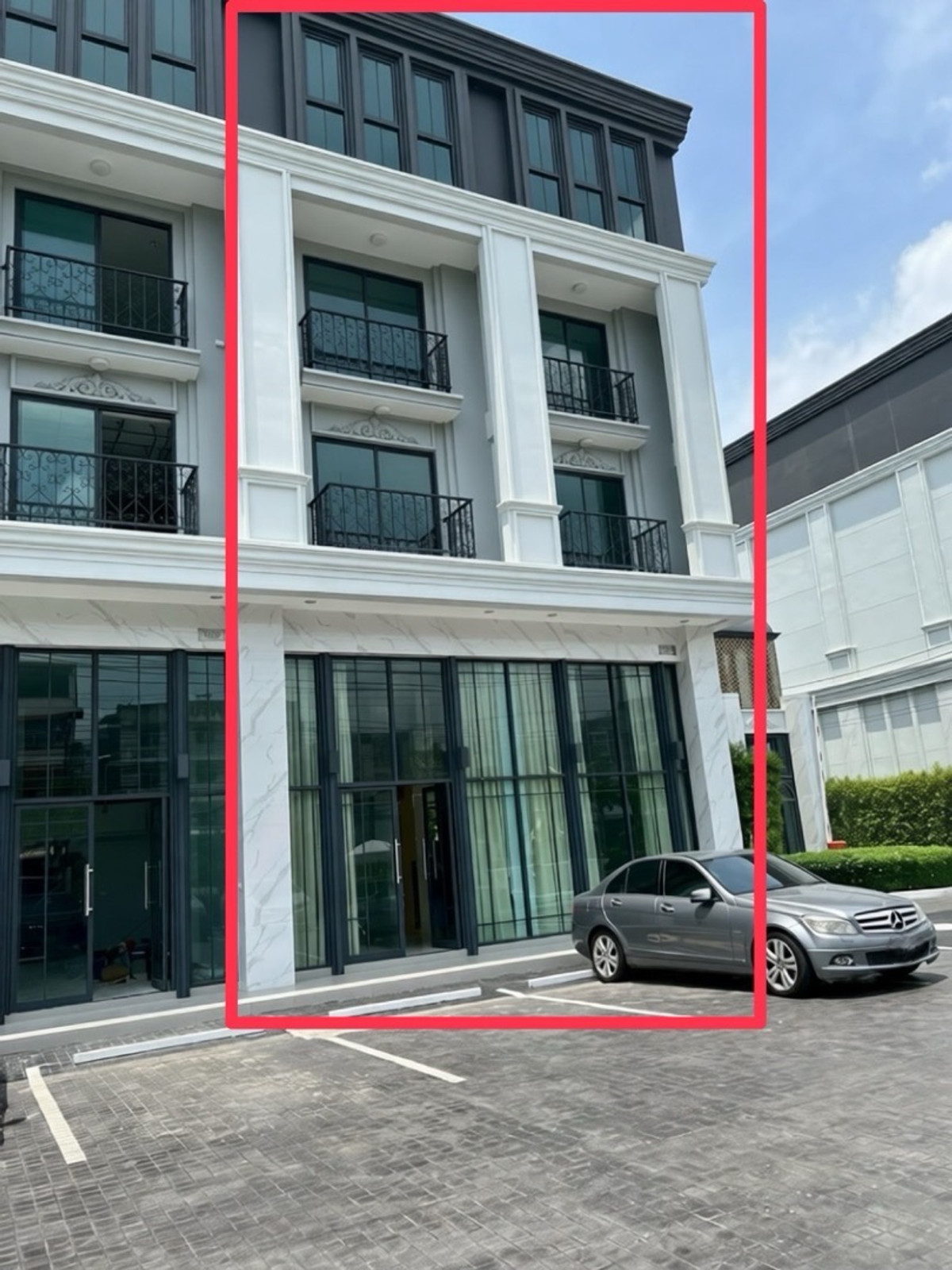 ปล่อยเช่า อาคารพาณิชย์ 2 คูหา 4.5 ชั้น หน้ากว้าง 8 เมตร มีลิฟต์ ที่จอดรถหน้าอาคาร และส่วนกลาง ติดถนนใหญ่ ทำเล อ่อนนุช สวนหลวง กรุงเทพมหานคร
