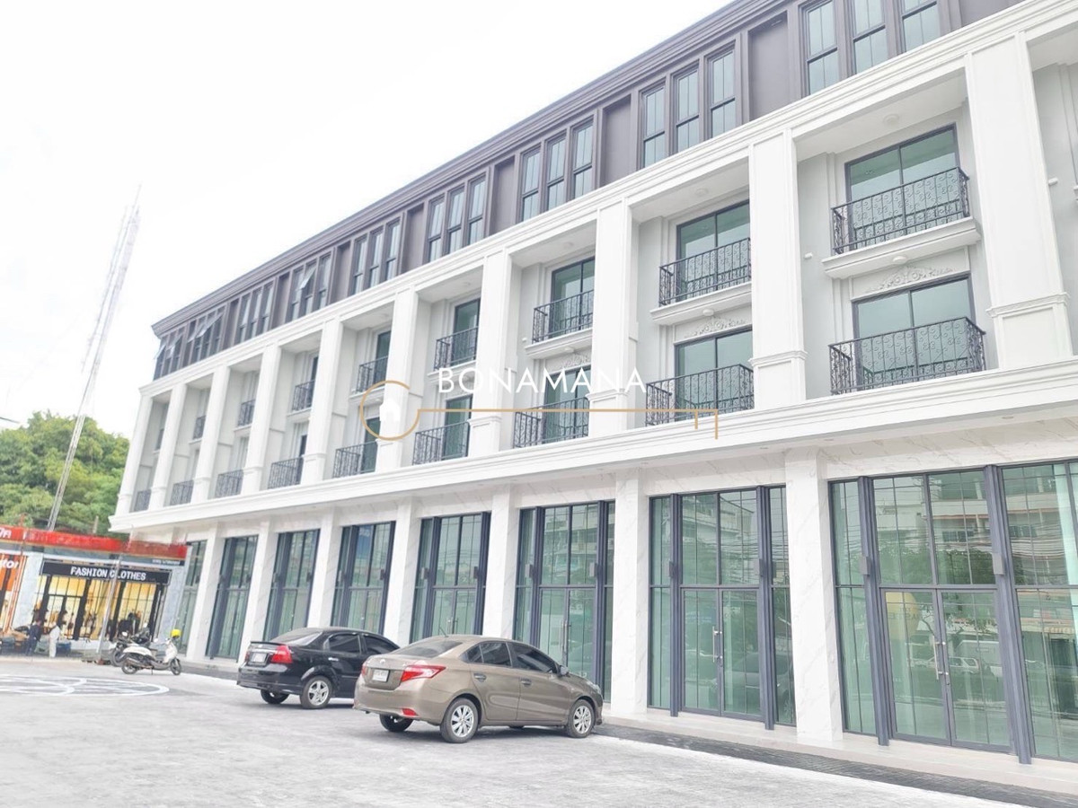 For rent, business space/commercial building, next to On Nut Road.