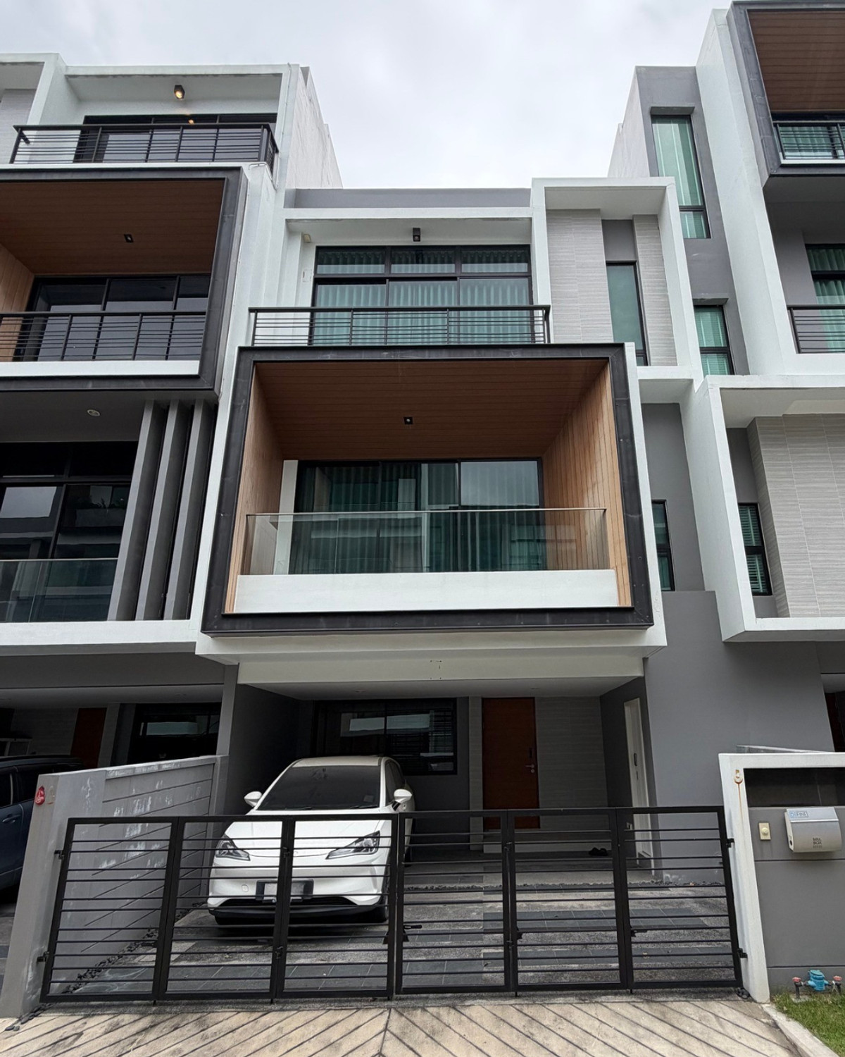 ✨ Modern Luxury! Nirvana Define Srinakarin-Rama 9 | 190 sqm 💼 Perfect for Home Office 💎 Best Location! ✨ Modern Luxury! Nirvana Define Srinakarin-Rama 9 | 190 sqm 💼 Perfect for Home Office 💎 Best Location!