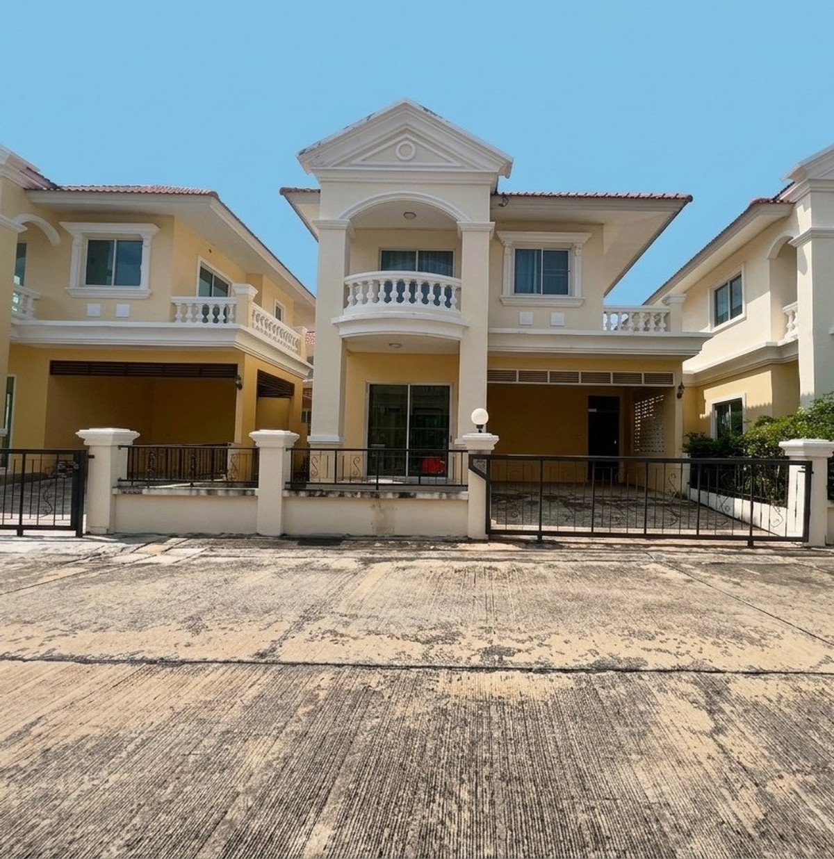 2-story twin house for sale, Nirun Ville Village 12 (Nirun Ville 12), near Wat Sriwaree Noi, Hua Chiew Village, Km. 19, Bang Phli District. 2-story twin house for sale, Nirun Ville Village 12 (Nirun Ville 12), near Wat Sriwaree Noi, Hua Chiew Village, Km. 19, Bang Phli District.
