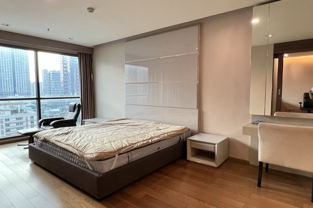 ST505/For rent The Address Sathorn, spacious luxury room on the 20th floor in the heart of the Sathorn-Silom business district.