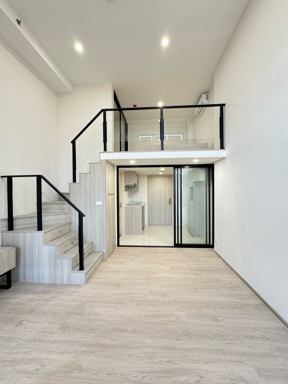 0 meters BTS wire | Room with ceiling height 4.2 m. Pets allowed 🐶 | 27 sq m. Beautiful room, 1st hand. 0 meters BTS wire | Room with ceiling height 4.2 m. Pets allowed 🐶 | 27 sq m. Beautiful room, 1st hand.