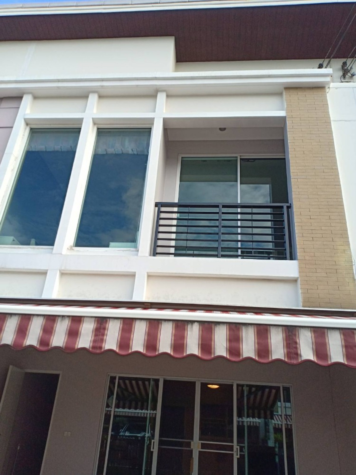 Townhouse 3 bedrooms, 2 bathrooms , fully furnished , good location(Robinson ,Paseo ), beautiful house