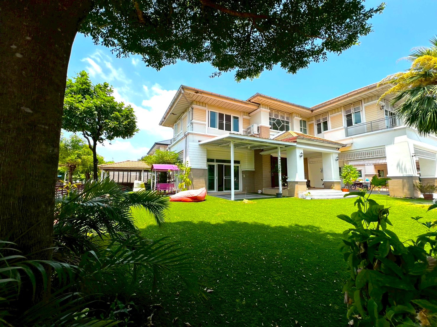house on Ratchaphruek Road, 5 minutes to Rama 5, fully furnished, pets allowed. house on Ratchaphruek Road, 5 minutes to Rama 5, fully furnished, pets allowed.